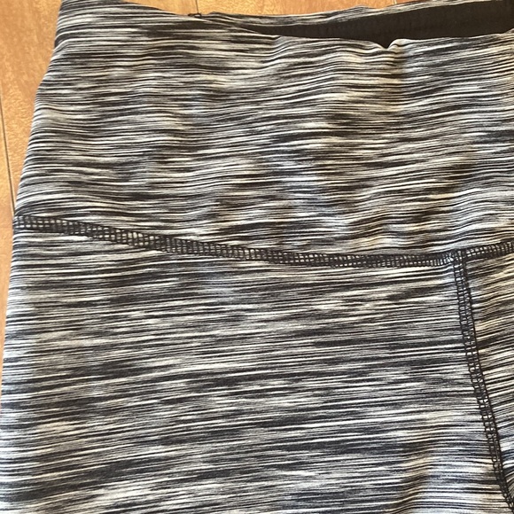 REEBOK💫Women’s Black/White Active Capris with Mesh Crisscrossed Bottoms - Picture 5 of 9